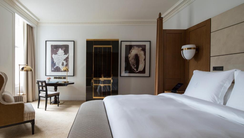 
Premier Room king bed
