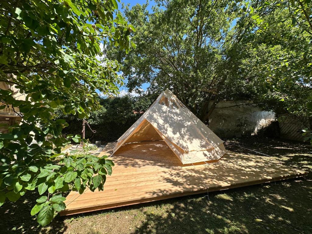 a triangular wooden structure sitting on top of a wooden deck at Gemütliche Blockhütte in Wiennähe in Zöfing
