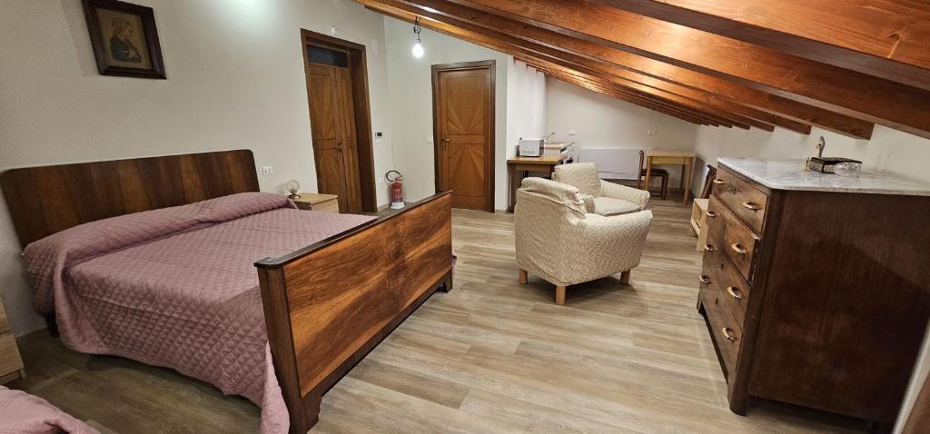 a bedroom with a bed and a desk and a chair at Casa Delia in Piazzano