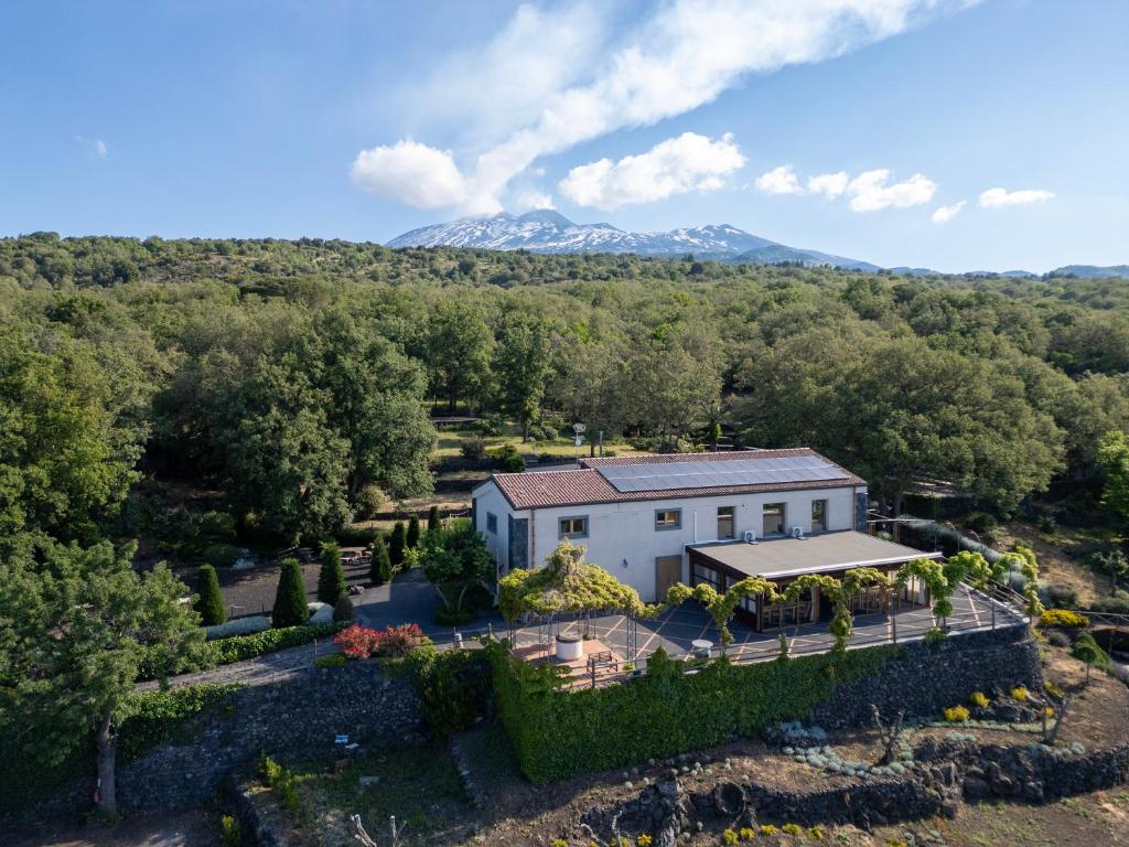an aerial view of a house with mountains in the background at Boscoscuro in Ragalna