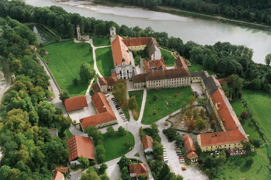 uma vista aérea de uma propriedade com um grande edifício em Klostergasthof Raitenhaslach em Burghausen