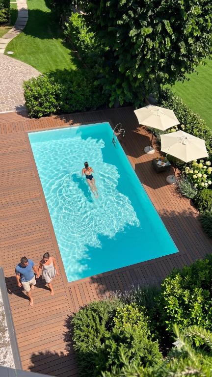 Eine Gruppe von Menschen schwimmt in einem Schwimmbecken in der Unterkunft Adoro Hotel in Rom