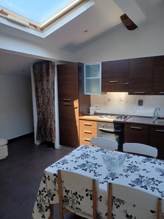 a kitchen with a table and chairs in a room at Scoglietti Loft in Ventimiglia