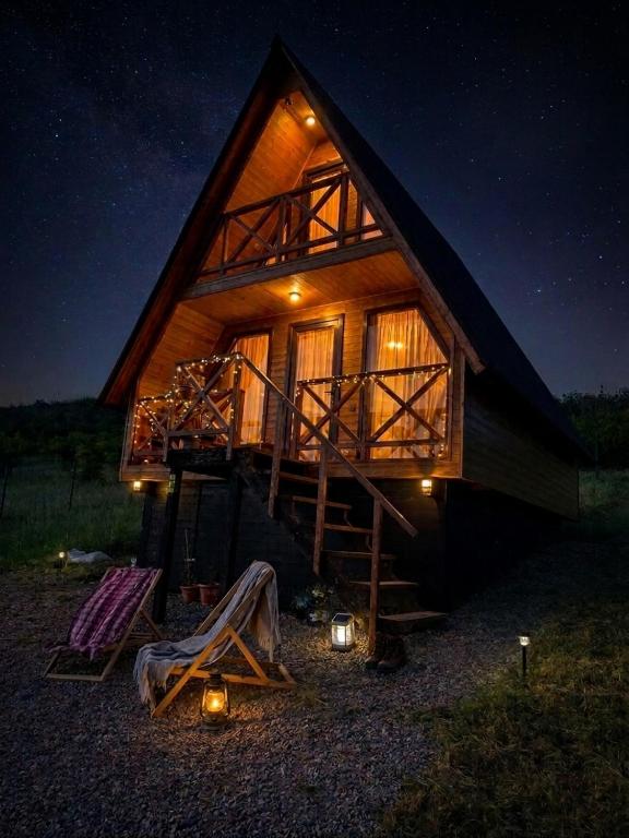 a log cabin at night with a starry sky at Asureti Horizon Cottage in Asuretʼi