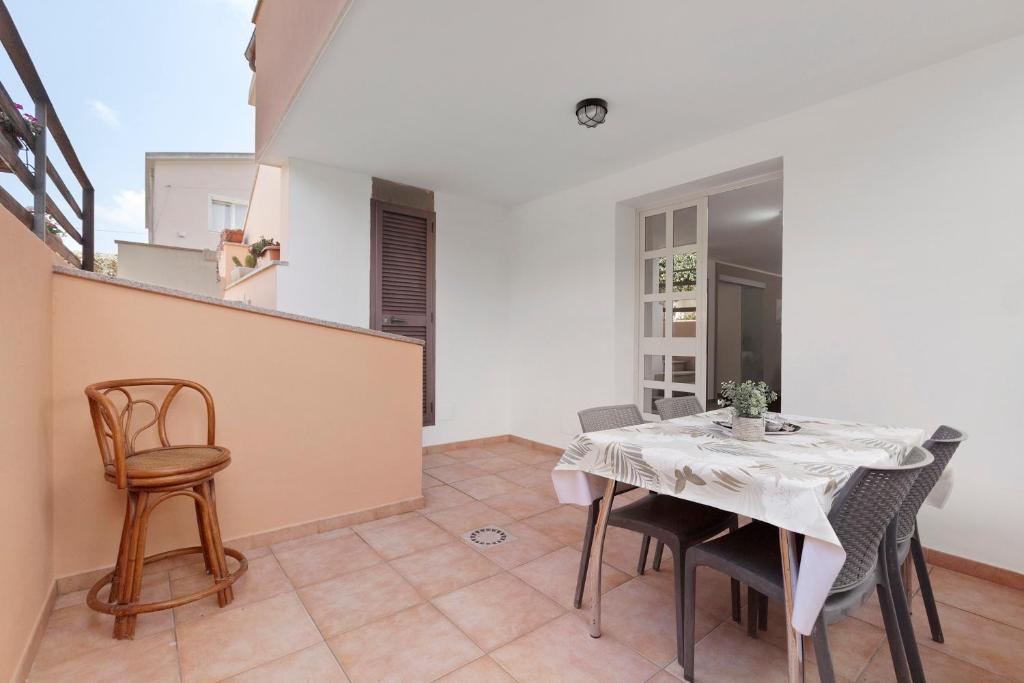 a dining room with a table and chairs at Lola House tra Alghero e Stintino in Palmadula