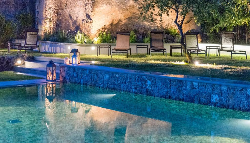 Bazén v ubytovaní Romantic Hotel & Restaurant Villa Cheta Elite alebo v jeho blízkosti