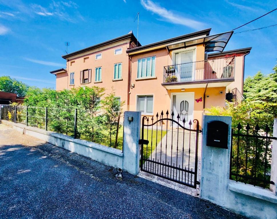 a house with a gate in front of it at Padova Cottage in Padova
