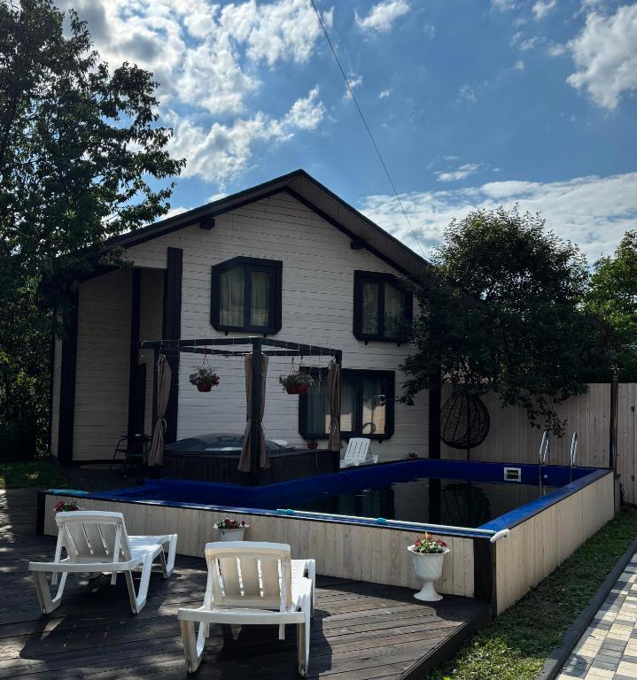 a house with a swimming pool in the backyard at Гія в Баню in Mizhhirya