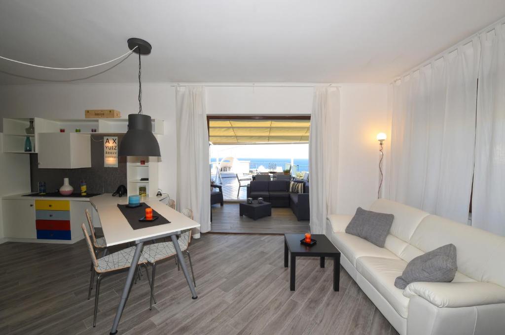 索倫托的住宿－Appartamento Corso Italia 250，客厅配有白色的沙发和桌子