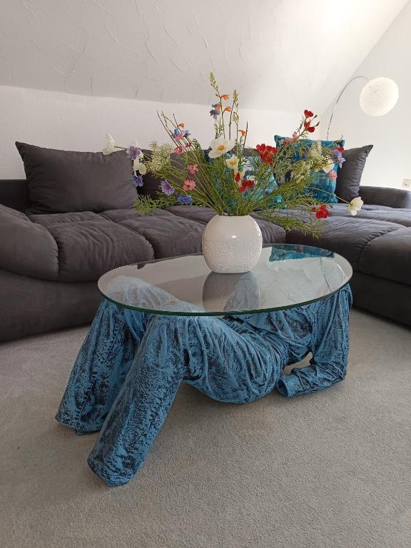 a coffee table with a vase on it in a living room at Isabella in Weißwasser