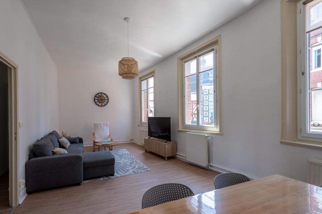 a living room with a couch and a table at Le Reflet de L'eau - Plages à proximité in Eu