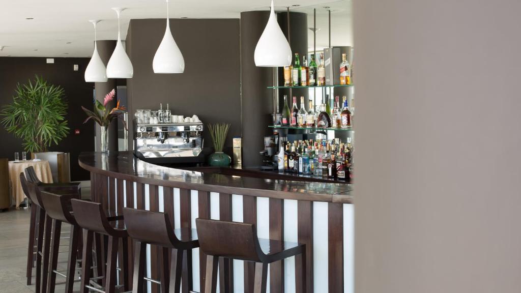 Lounge nebo bar v ubytování Hotel English Point Marina & Spa