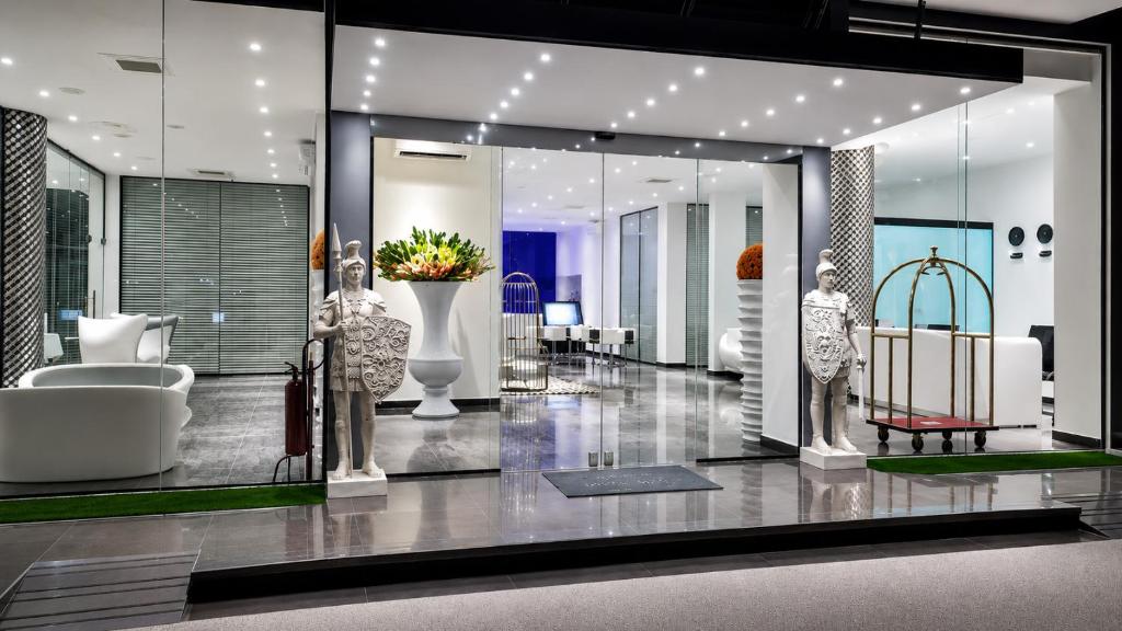 a lobby with two mannequins in a room at Indico Executivo Hotel in Cidade de Nacala