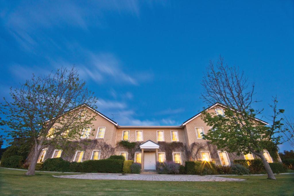 a house at night with its lights on at Peel Manor House in Karnup