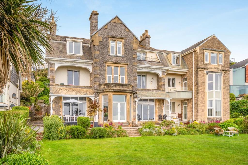 an exterior view of a large house with a yard at 2 Bed in Mumbles oc-hh141 in Newton