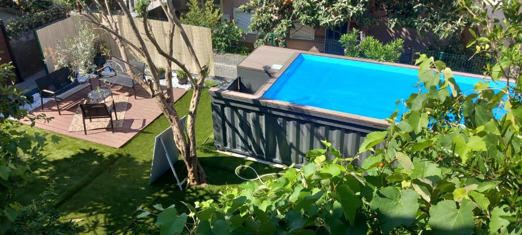 an overhead view of a swimming pool in a yard at Sky Apartments Petrovac in Petrovac na Moru