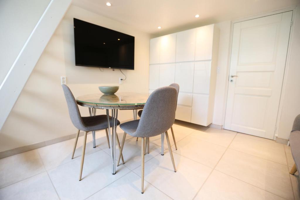a dining room with a glass table and chairs at Exclusive 1 bedroom apartment in Copenhagen