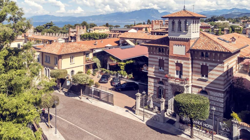 eine Luftaufnahme einer Stadt mit einem Gebäude in der Unterkunft Cangrande Hotel in Lazise