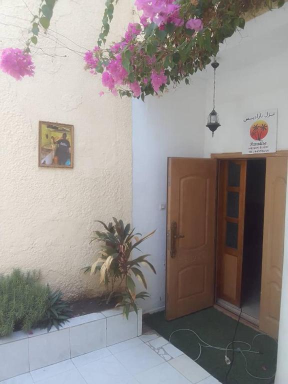 a building with a door with flowers on it at Paradise maison d'hôte in Nouakchott