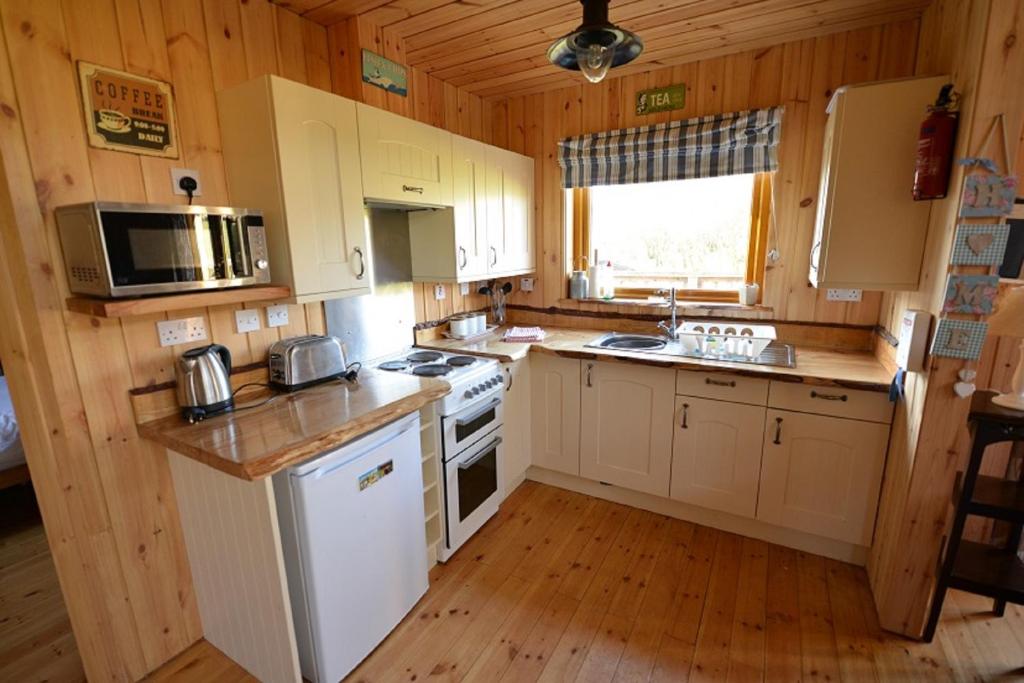 Kuchyň nebo kuchyňský kout v ubytování Loch Aweside Forest Cabins