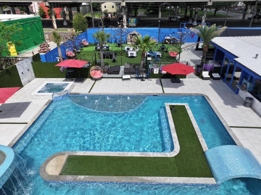 an overhead view of a swimming pool at a resort at Blue Crawfish Boutique Hotel & Pool Bar in New Orleans