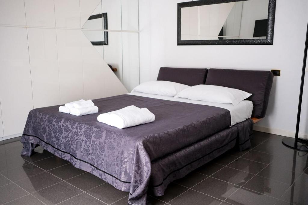 a bedroom with a bed with two towels on it at VillaCycas in Casal Taulero