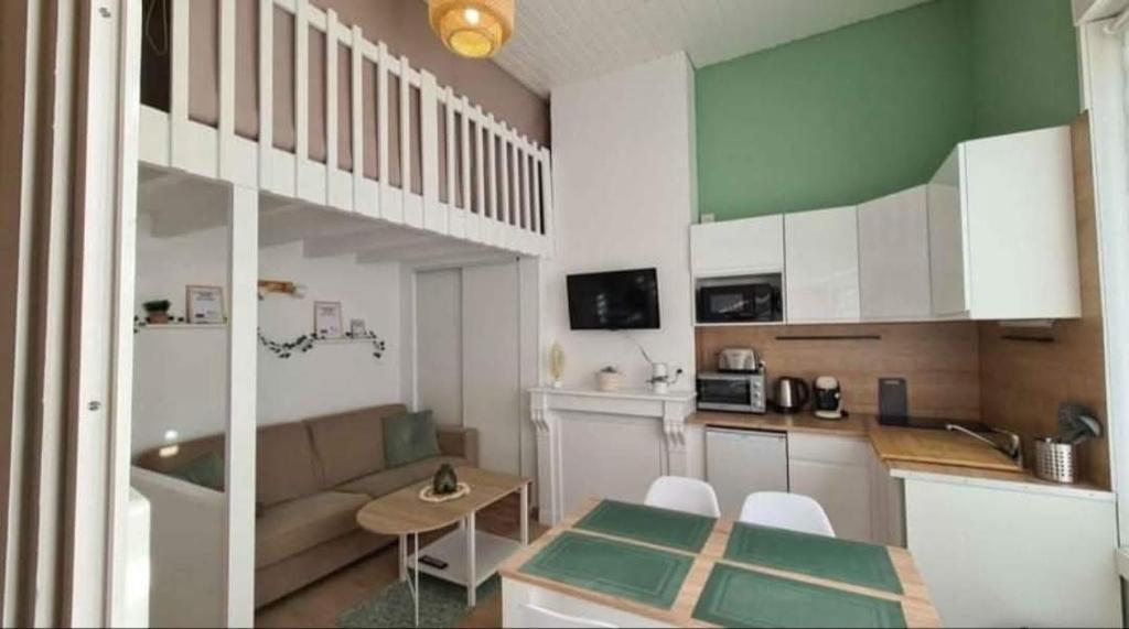 a small apartment with a kitchen and a living room at Casa Verde in Berck-sur-Mer