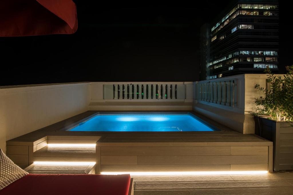 The swimming pool at or close to Vincci Mae