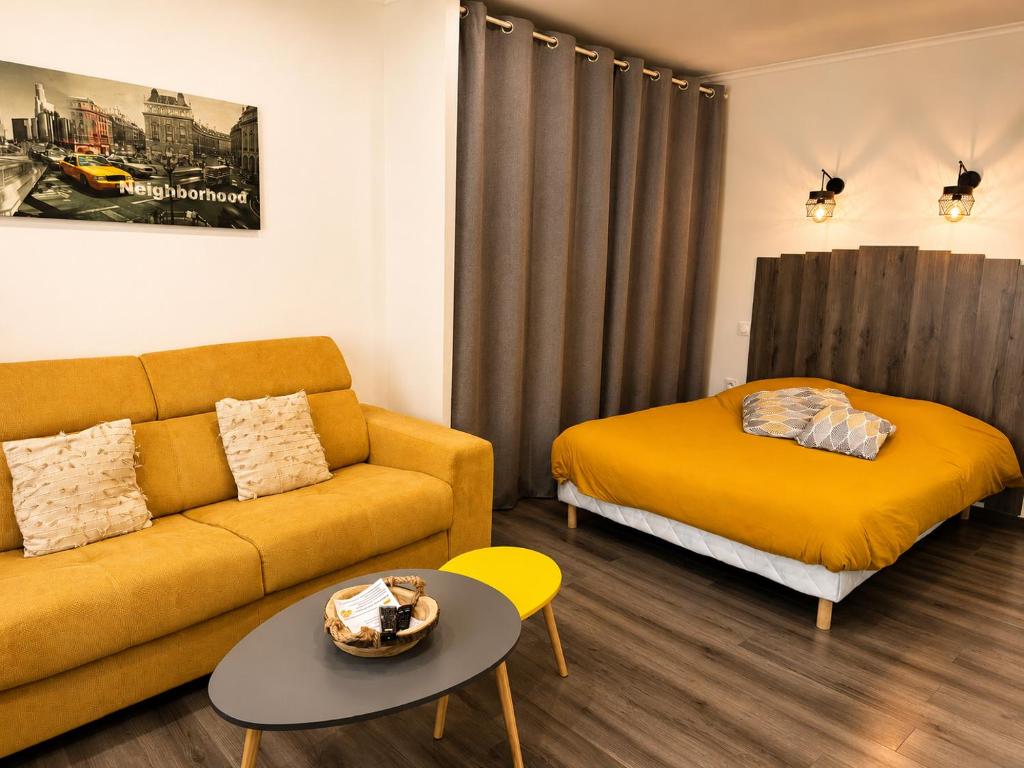 a living room with a couch and a bed at Le cocondor - Design soigné et Parking facile in Montréjeau