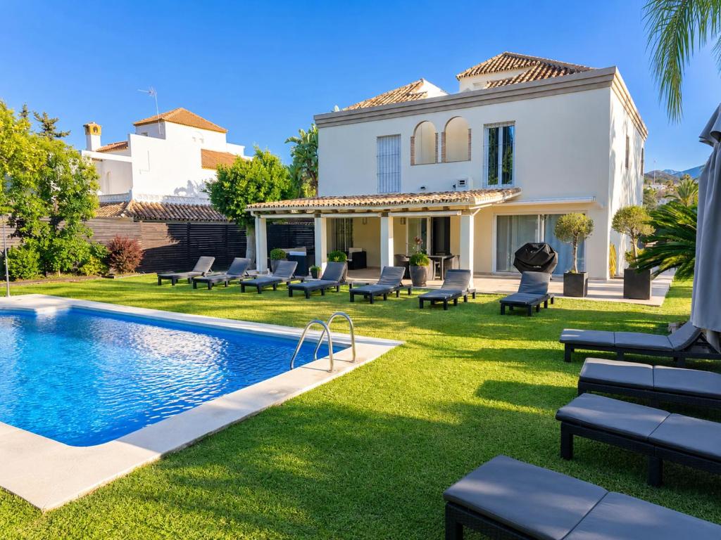 Stunning 5 Bedroom Villa in Puerto Banus with Pool