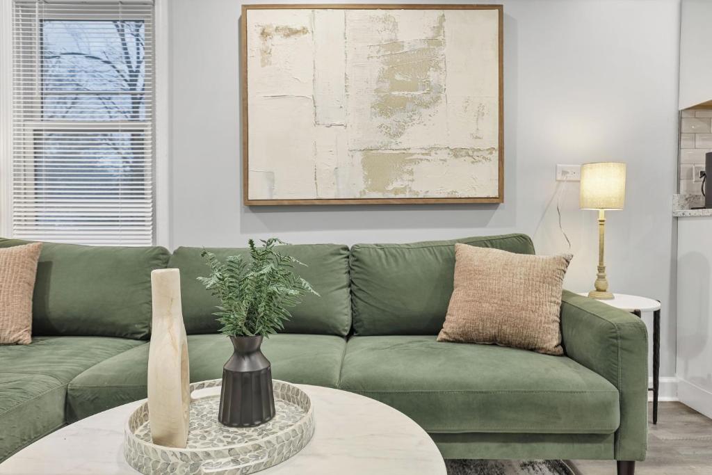 a green couch in a living room with a table at Cozy 4BR 2BA Worth Home in Worth