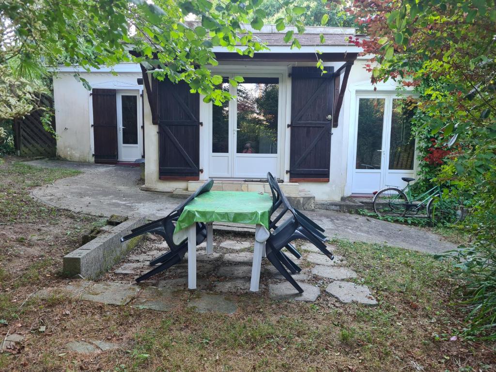 a picnic table in front of a house at Gîte Habas in Habas