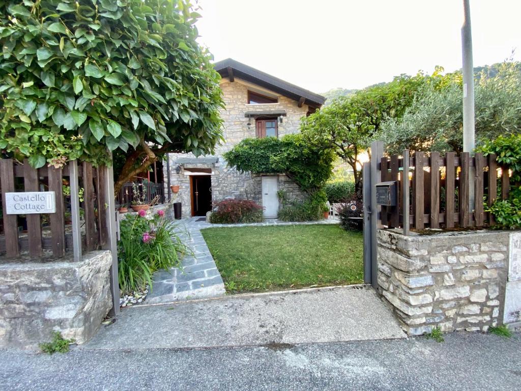 a gate to a house with a yard at Castello Cottage in Argegno