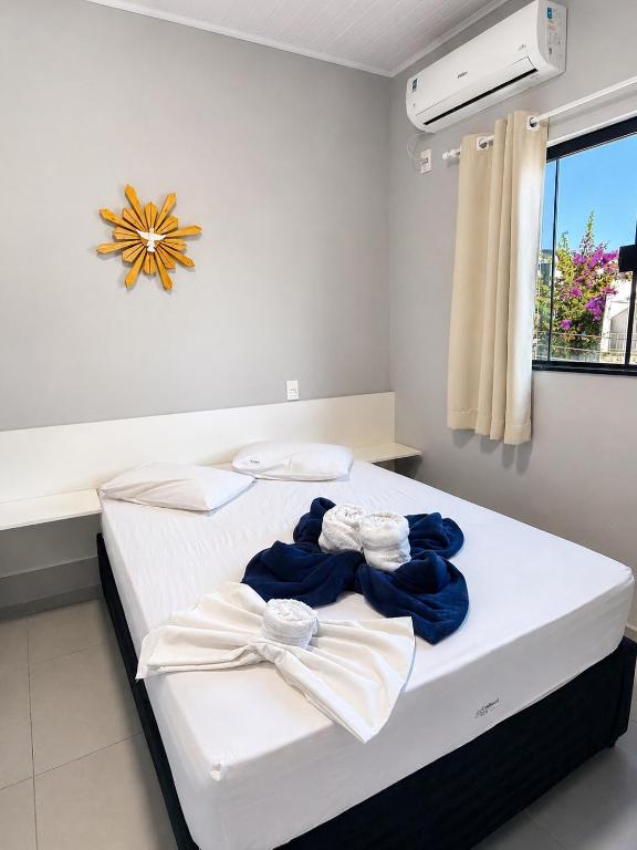 ein Schlafzimmer mit zwei Betten mit blau-weißer Bettwäsche in der Unterkunft Hotel Pousada Colliseu in Aparecida