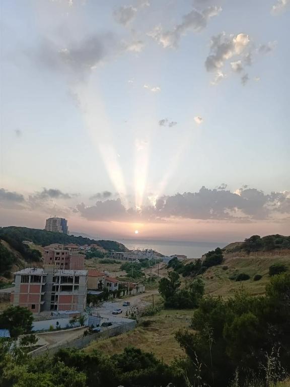 ein Blick auf den Sonnenuntergang über dem Meer in der Unterkunft سكيكدة in Skikda