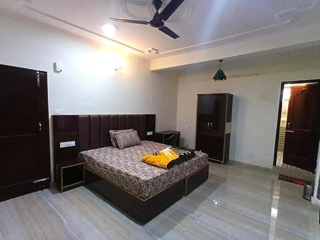 a bedroom with a bed and a ceiling at RCA Homestay in Dharmsāla