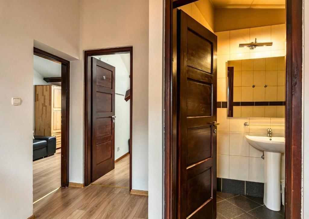 Top Hostel Pokoje Gościnne - Habitación Cuádruple Con Baño Compartido