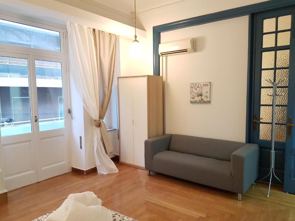 Posedenie v ubytovaní Errathens Aegean Apartment - Athens Center, 5 BD, 2 BATH