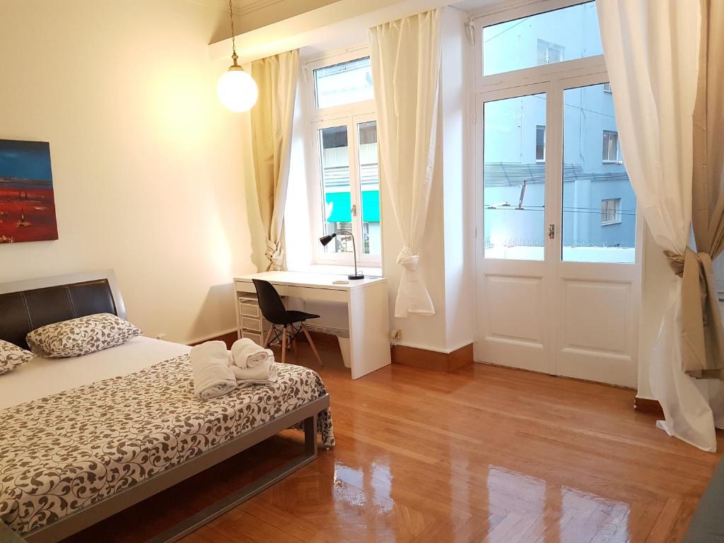 Posteľ alebo postele v izbe v ubytovaní Errathens Aegean Apartment - Athens Center, 5 BD, 2 BATH