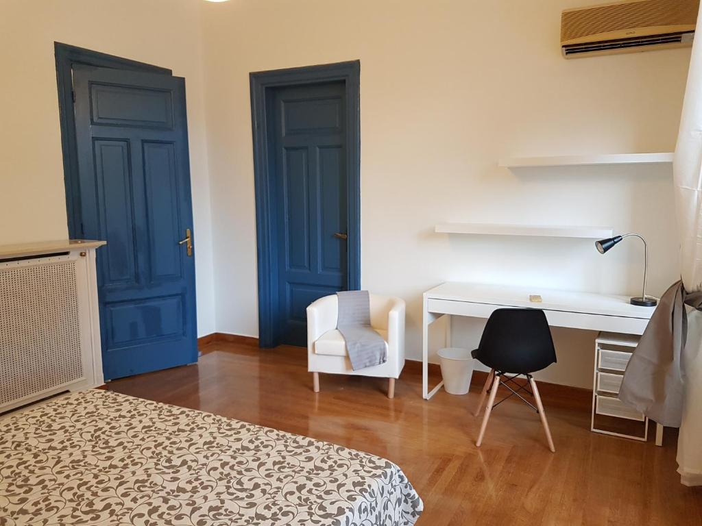 Posedenie v ubytovaní Errathens Aegean Apartment - Athens Center, 5 BD, 2 BATH