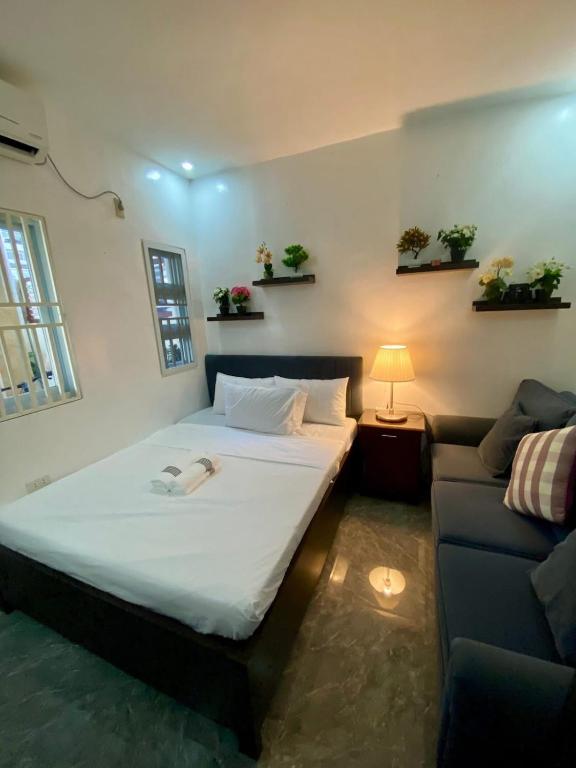 a bedroom with a large bed and a couch at Hermosa Traveler's Corner in Culis
