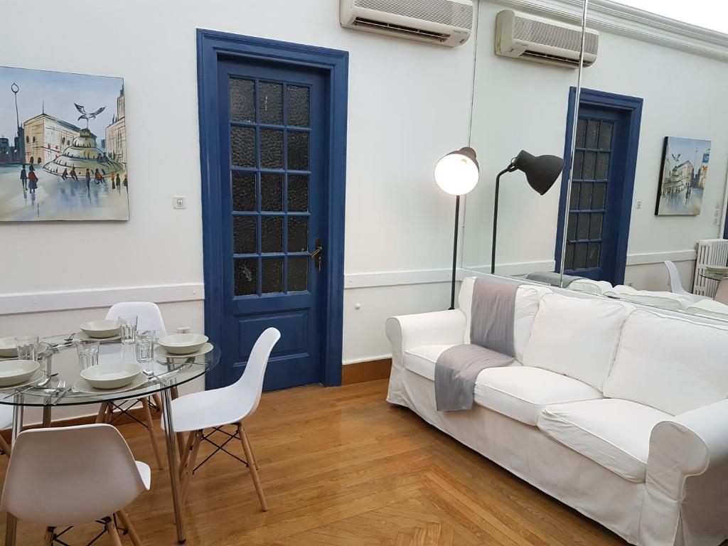 Posedenie v ubytovaní Errathens Aegean Apartment - Athens Center, 5 BD, 2 BATH