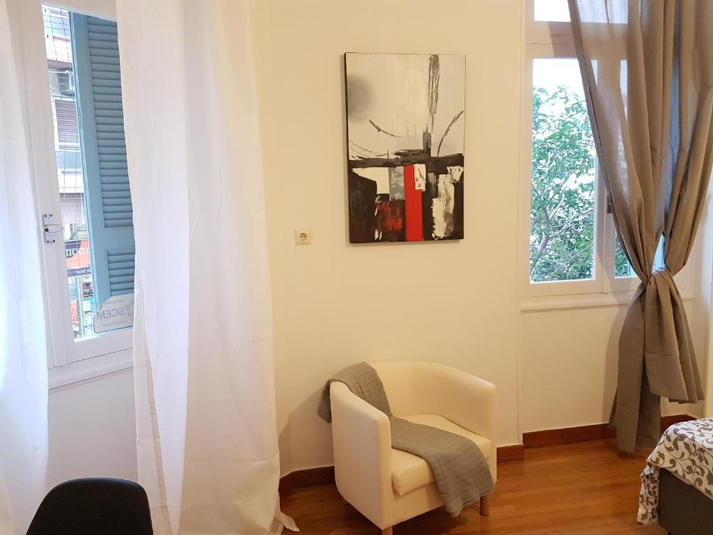 Posedenie v ubytovaní Errathens Aegean Apartment - Athens Center, 5 BD, 2 BATH