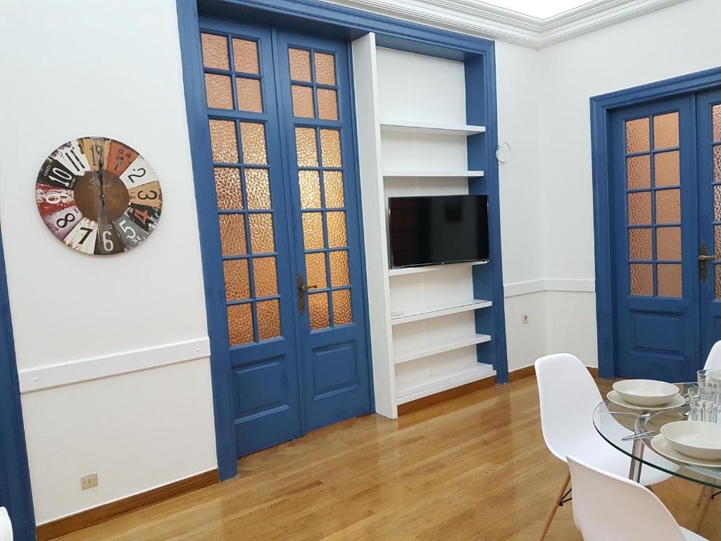 Televízia a/alebo spoločenská miestnosť v ubytovaní Errathens Aegean Apartment - Athens Center, 5 BD, 2 BATH