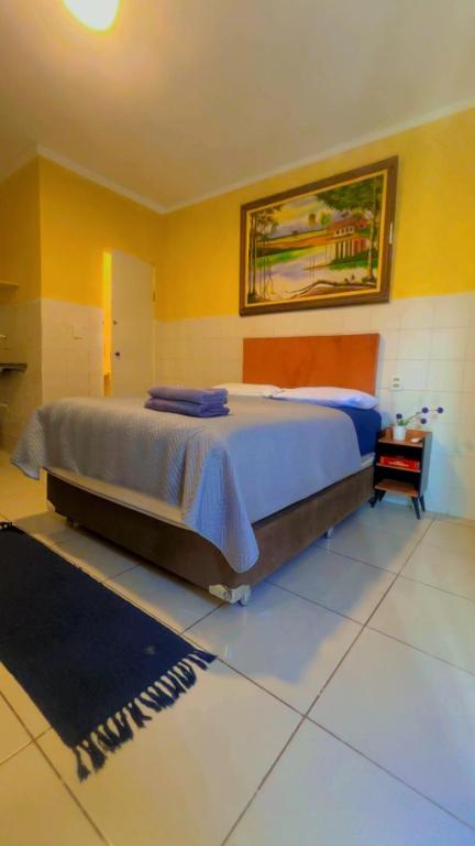 ein Schlafzimmer mit einem großen Bett in einem Zimmer in der Unterkunft Kitnet 17D in São Luís