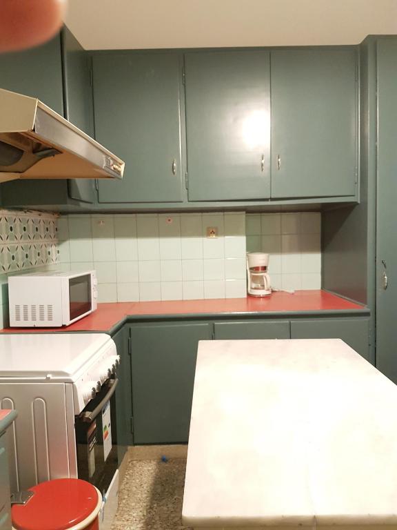 Kuchyňa alebo kuchynka v ubytovaní Errathens Aegean Apartment - Athens Center, 5 BD, 2 BATH