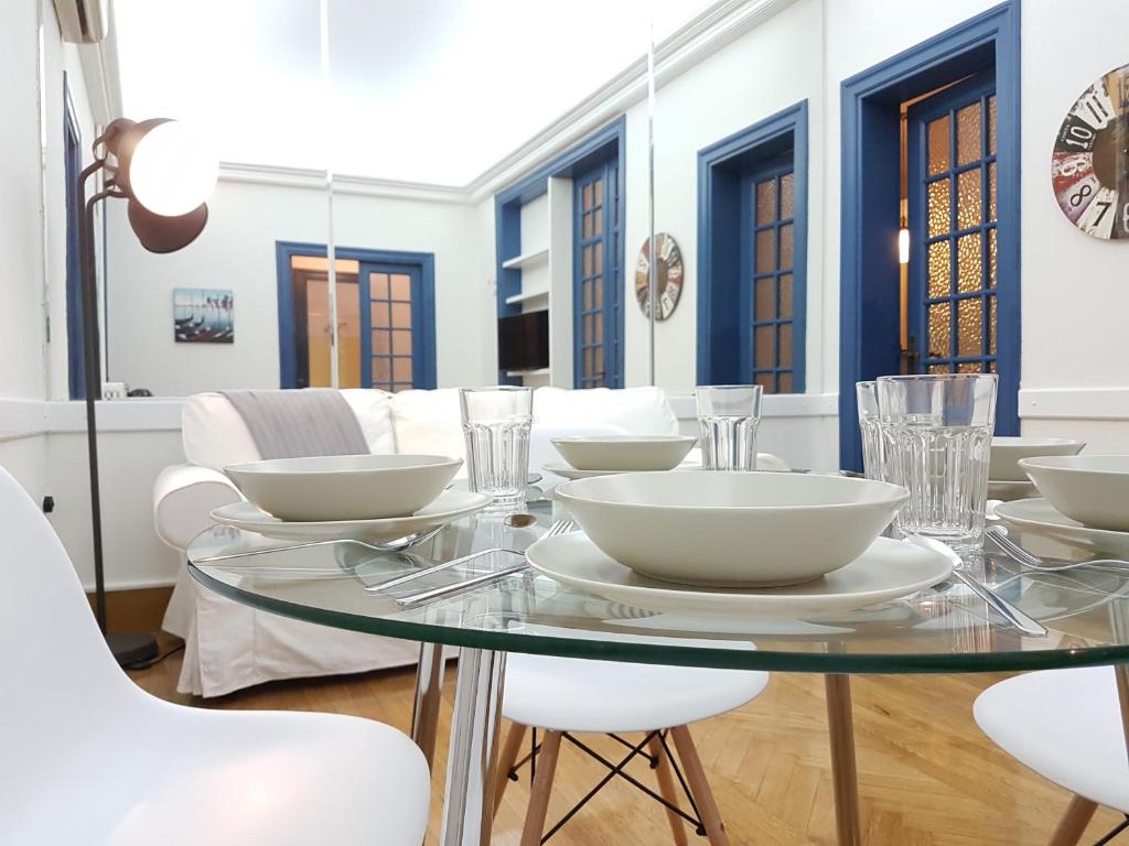 Posedenie v ubytovaní Errathens Aegean Apartment - Athens Center, 5 BD, 2 BATH