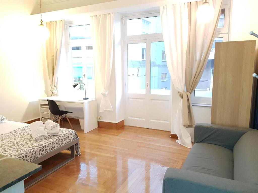 Posedenie v ubytovaní Errathens Aegean Apartment - Athens Center, 5 BD, 2 BATH