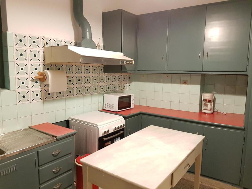 Kuchyňa alebo kuchynka v ubytovaní Errathens Aegean Apartment - Athens Center, 5 BD, 2 BATH