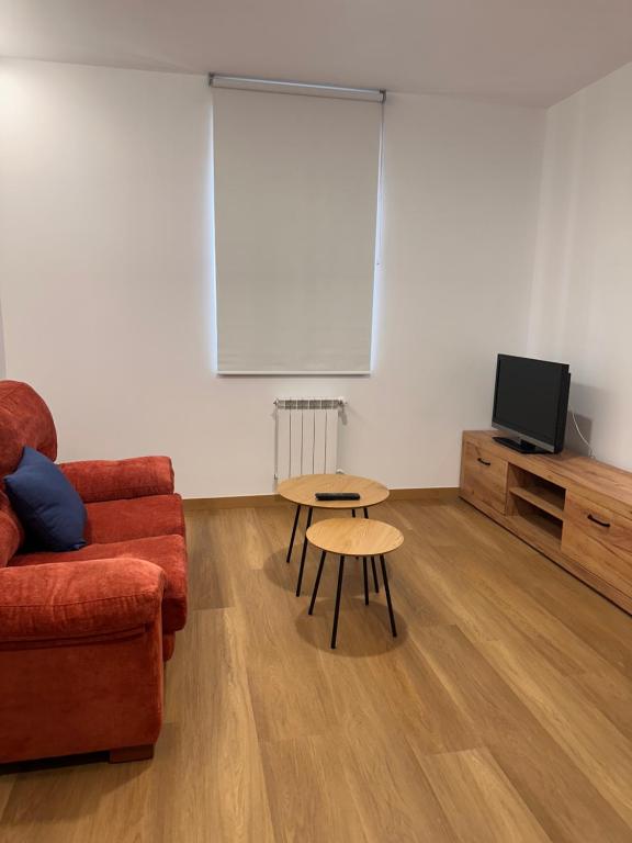 ein Wohnzimmer mit Sofa und Tisch in der Unterkunft Dakar in Sarria